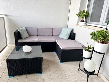 Salottino con divanetto e tavolino in rattan