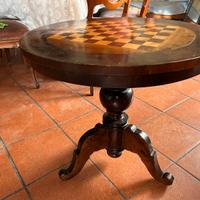 Tavolino in stile con scacchiera.