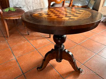Tavolino in stile con scacchiera.