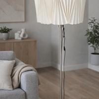 Lampada da terra stile moderno con paralume plissé