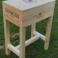 Gheridon con cassetta vino Sassicaia 