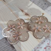 Orecchini dorati con madreperla