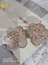 Orecchini dorati con madreperla