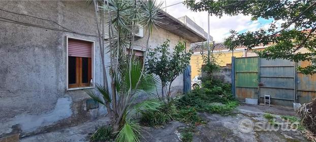 Casa singola con terreno a Fiumefreddo di Sicilia