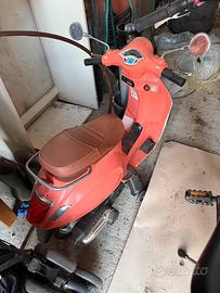 Vespa motorizzata giocattolo