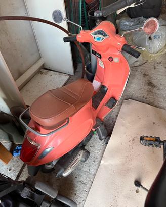 Vespa motorizzata giocattolo