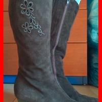 Stivali scamosciati marroni con ricami a fiore