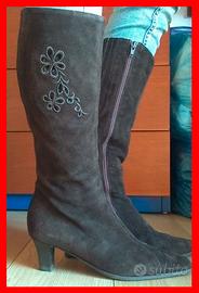 Stivali scamosciati marroni con ricami a fiore