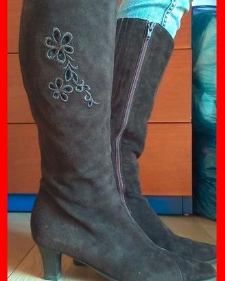 Stivali scamosciati marroni con ricami a fiore