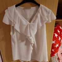 camicetta bianca con scollatura a v e balze