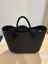 Borsa O bag nera con manici in corda e sacca