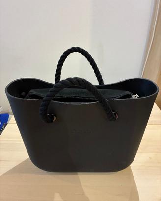 Borsa O bag nera con manici in corda e sacca