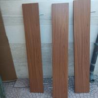 Mensole in noce con supporti a muro