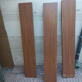 Mensole in noce con supporti a muro