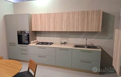 Cucina lineare rovere e verde a partire da