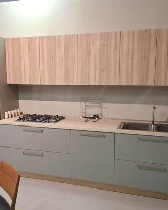 Cucina lineare rovere e verde a partire da