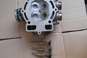 TESTA KTM RACCORDATA CON GUIDE E SEDI VALVOLE NUOV