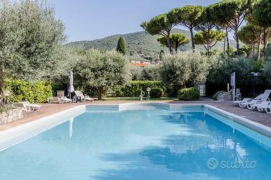 Appartamento con piscina e vista lago