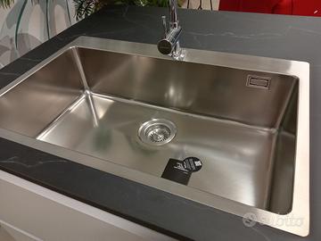 cucina nuova lineare con isola