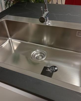 cucina nuova lineare con isola