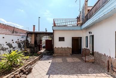 Casa campidanese con terrazzo e cortile carraio