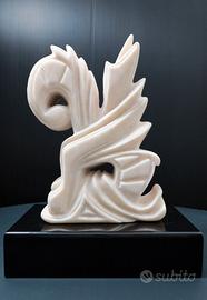 Scultura in marmo rosa del Portogallo di Sand.