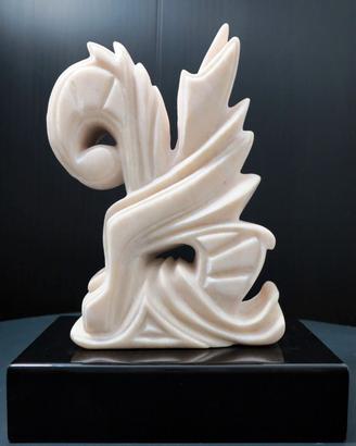 Scultura in marmo rosa del Portogallo di Sand.