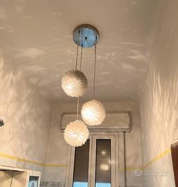 Lampadario a sfere di metallo