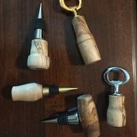 tappi e stappa bottiglie in legno d'olivo