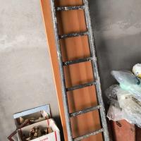 Vecchia scala da lavoro in legno