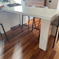 Tavolo bianco  snack con gambe in marmo