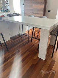 Tavolo bianco  snack con gambe in marmo