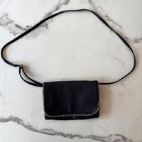 Borsa mini tracolla nera con dettaglio catena arge