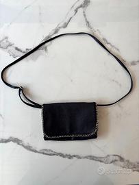 Borsa mini tracolla nera con dettaglio catena arge