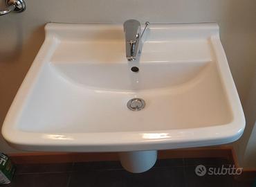 Lavello Duravit bagno e specchio con illuminazione