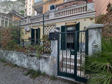 Bilocale con bagno con cortile antistante pT