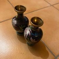Coppia vasi cloisonné orientali con base in legno 