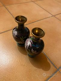 Coppia vasi cloisonné orientali con base in legno 