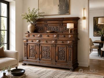 Credenza in legno intagliato