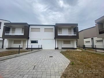 Bifamilare con ampi spazi abitativi