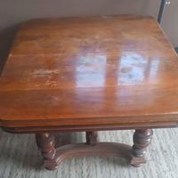 Tavolo quadrato in legno allungabile con ruote