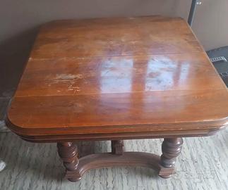 Tavolo quadrato in legno allungabile con ruote