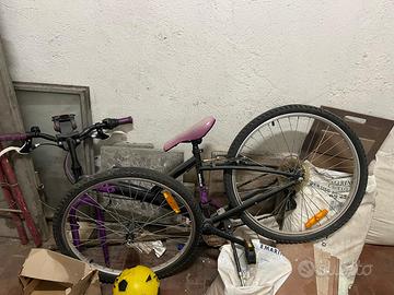 Bicicletta Mountain Bike B'Twin Nera e Lilla - Ruo