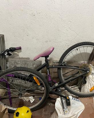 Bicicletta Mountain Bike B'Twin Nera e Lilla - Ruo