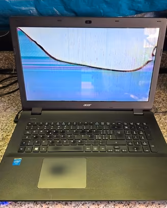Notebook Acer ES1-711 con display 17" rotto 
