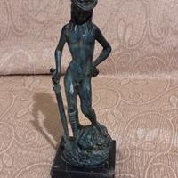 Scultura antica David di Donatello in bronzo