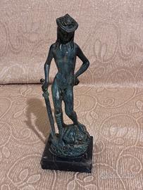 Scultura antica David di Donatello in bronzo