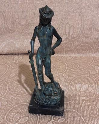 Scultura antica David di Donatello in bronzo