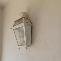due lampade da giardino bianche