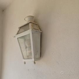 due lampade da giardino bianche